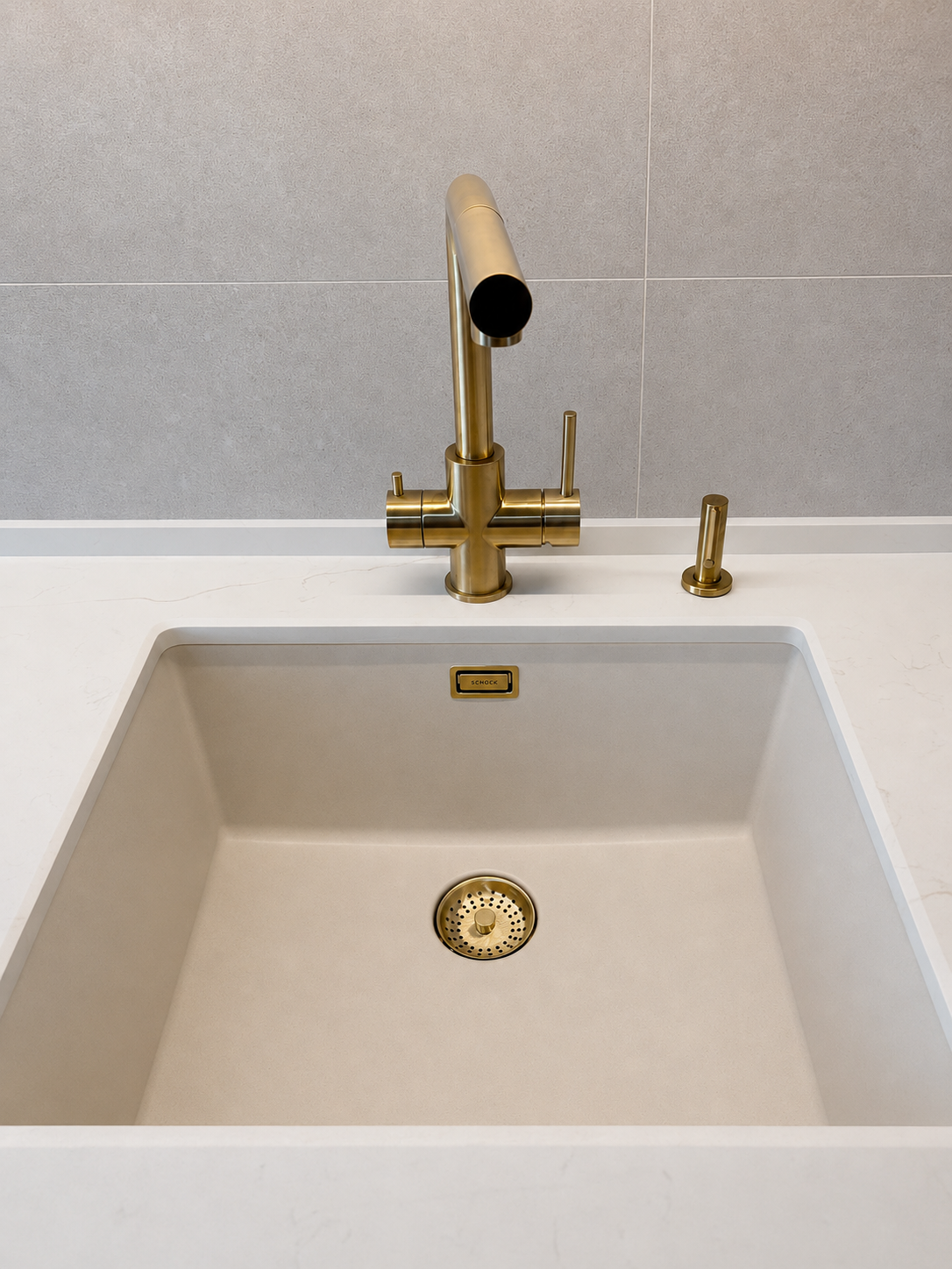 Mobilier de bucătărie NORVINIA, cu fronturi din MDF termoformat albastre și textură lemn, blat din cuarț compozit și mânere tip profil GOLA, finisaj auriu