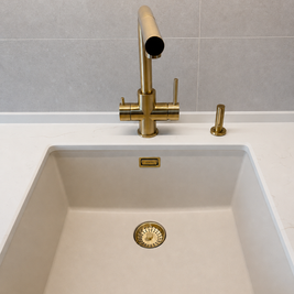 Mobilier de bucătărie NORVINIA, cu fronturi din MDF termoformat albastre și textură lemn, blat din cuarț compozit și mânere tip profil GOLA, finisaj auriu
