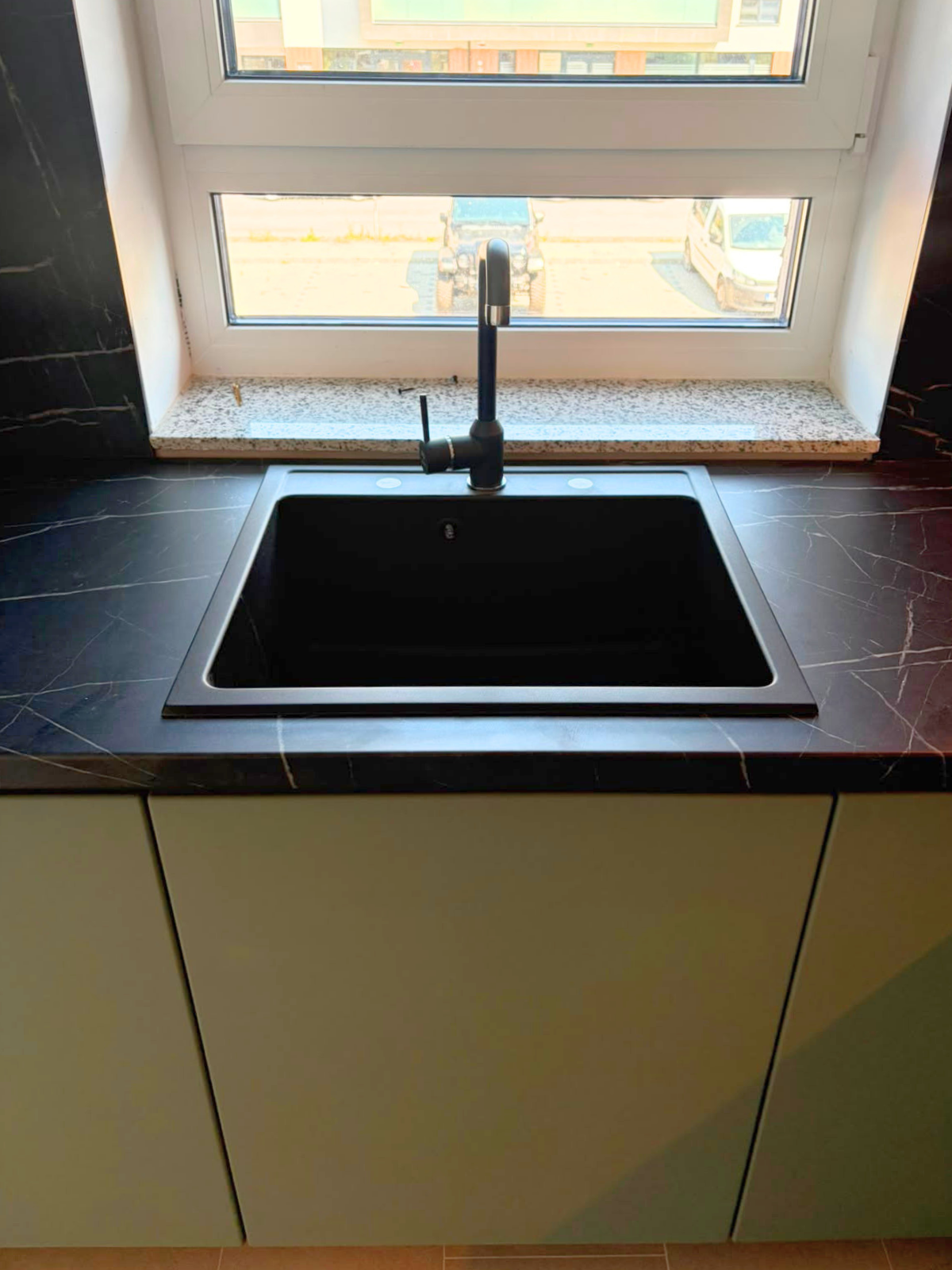Mobilier din MDF termoformat cu blat termorezistent și mânere gola, finisaj negru mat