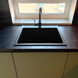 Mobilier din MDF termoformat cu blat termorezistent și mânere gola, finisaj negru mat