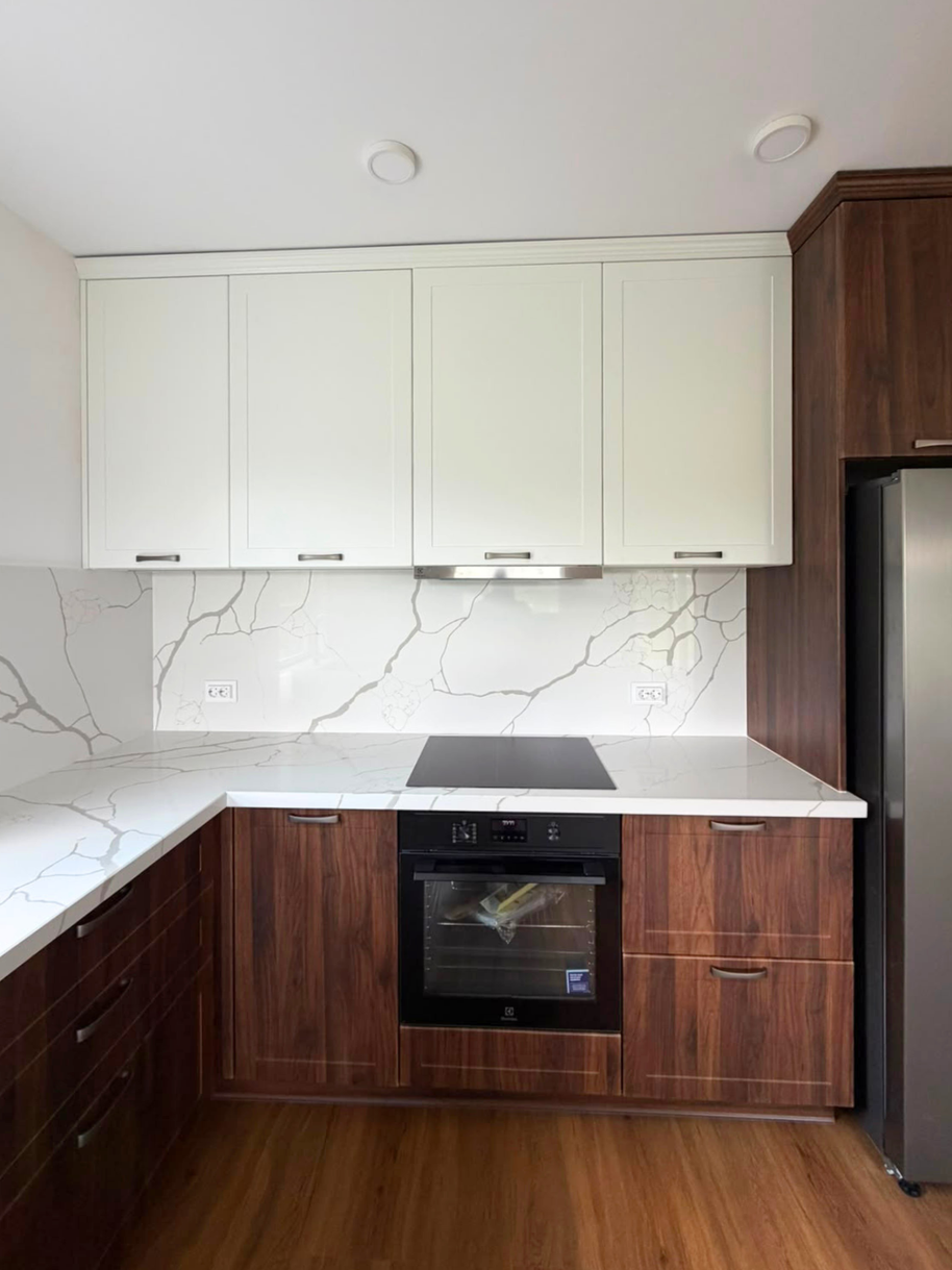 Mobilier din MDF termoformat cu blat din cuarț și mânere metalice aplicate