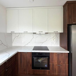 Mobilier din MDF termoformat cu blat din cuarț și mânere metalice aplicate