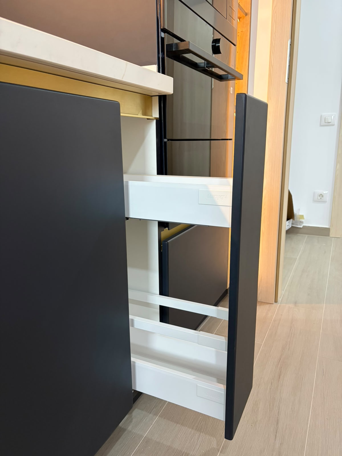 Mobilier de bucătărie NORVINIA, cu fronturi din MDF termoformat albastre și textură lemn, blat din cuarț compozit și mânere tip profil GOLA, finisaj auriu