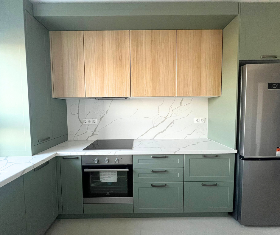 Mobilier la comandă pentru bucătărie NORVINIA, cu mânere metalice aplicate și blat din cuarț compozit