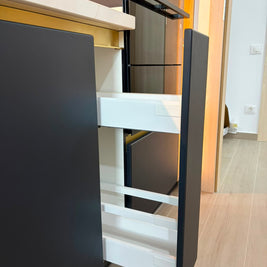Mobilier de bucătărie NORVINIA, cu fronturi din MDF termoformat albastre și textură lemn, blat din cuarț compozit și mânere tip profil GOLA, finisaj auriu