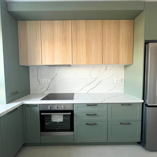 Mobilier la comandă pentru bucătărie NORVINIA, cu mânere metalice aplicate și blat din cuarț compozit