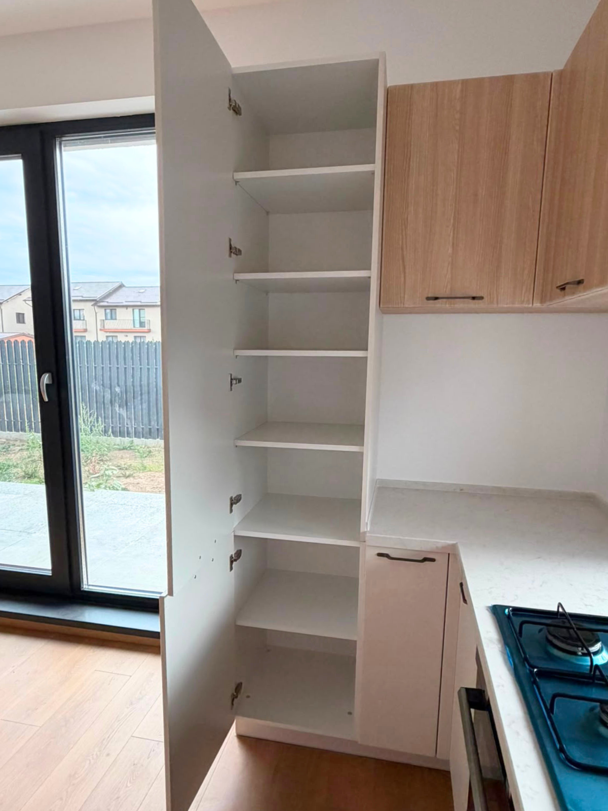 Mobilier din MDF termoformat cu blat din cuarț compozit și mânere metalice aplicate