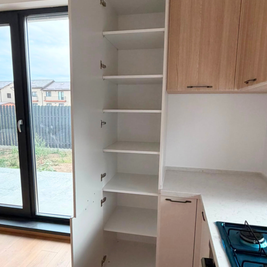 Mobilier din MDF termoformat cu blat din cuarț compozit și mânere metalice aplicate