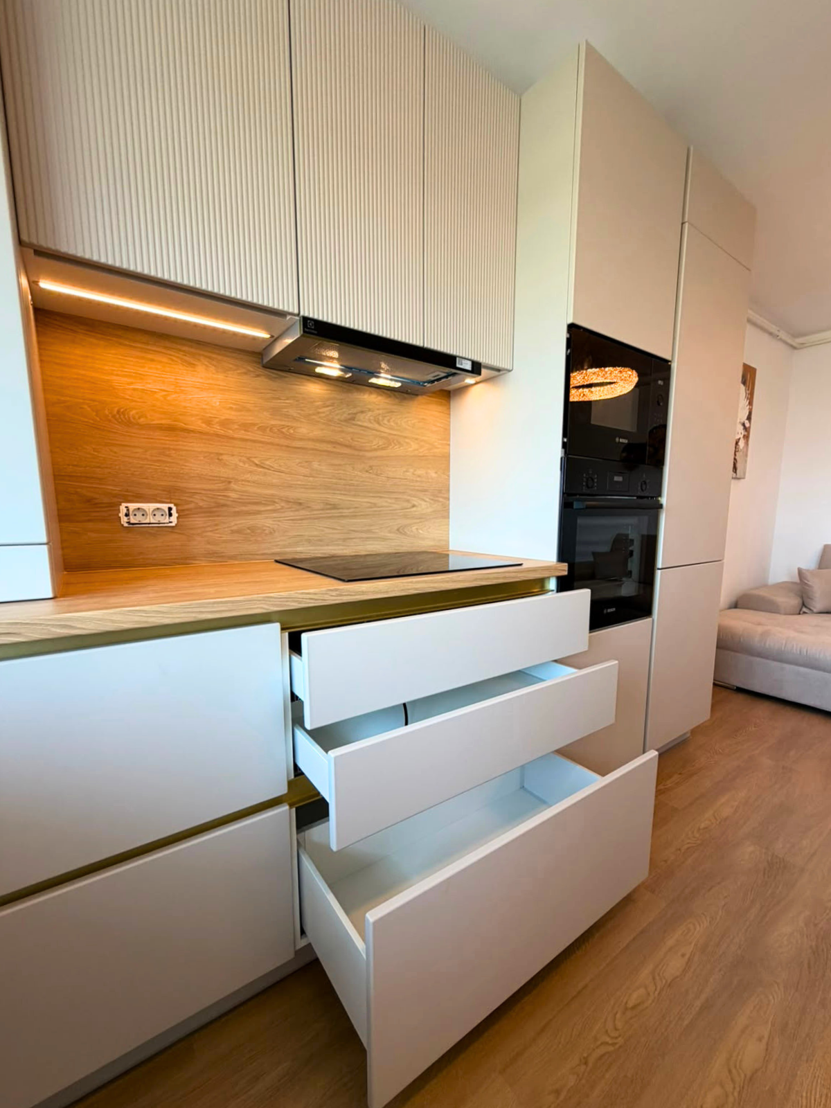 Mobilier din MDF termoformat cu blat din termorezistent și mânere tip profil GOLA