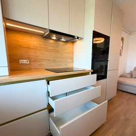 Mobilier din MDF termoformat cu blat din termorezistent și mânere tip profil GOLA