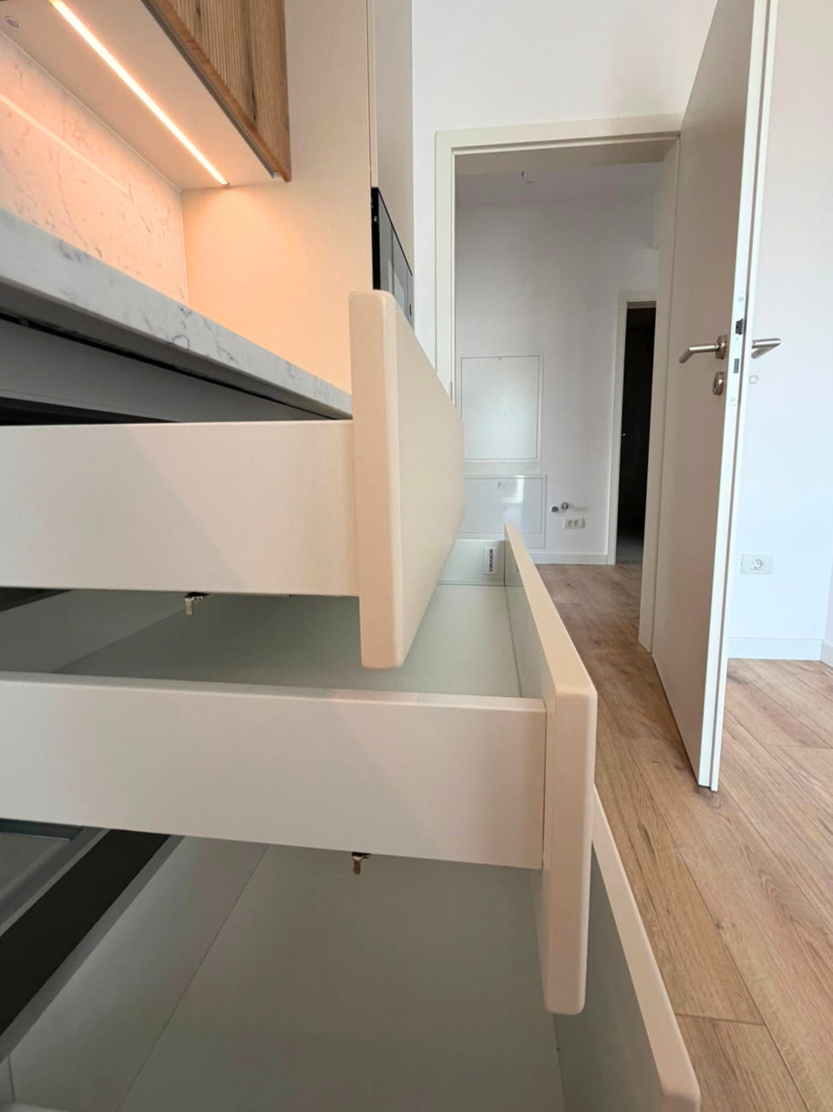 Mobilier de bucătărie cu fronturi din MDF termoformat, cu blat și contrablat din cuarț compozit și mânere tip profil GOLA