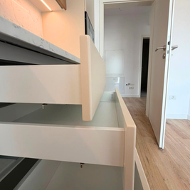 Mobilier de bucătărie cu fronturi din MDF termoformat, cu blat și contrablat din cuarț compozit și mânere tip profil GOLA
