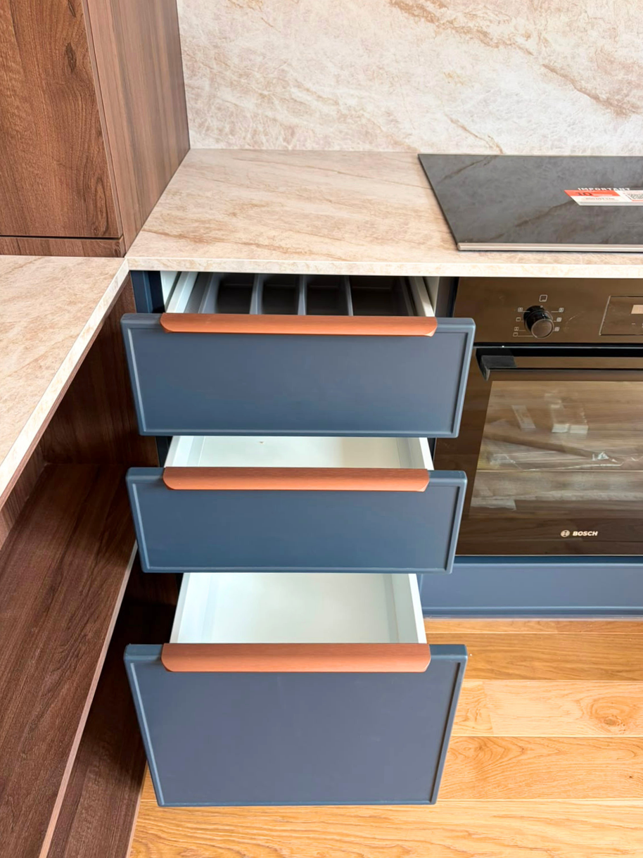 Mobilier din MDF termoformat cu blat termorezistent și mânere metalice aplicate/tip profil GOLA