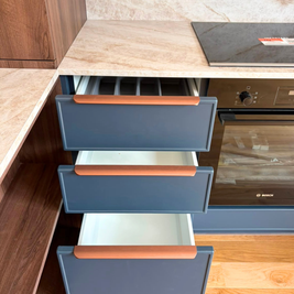 Mobilier din MDF termoformat cu blat termorezistent și mânere metalice aplicate/tip profil GOLA