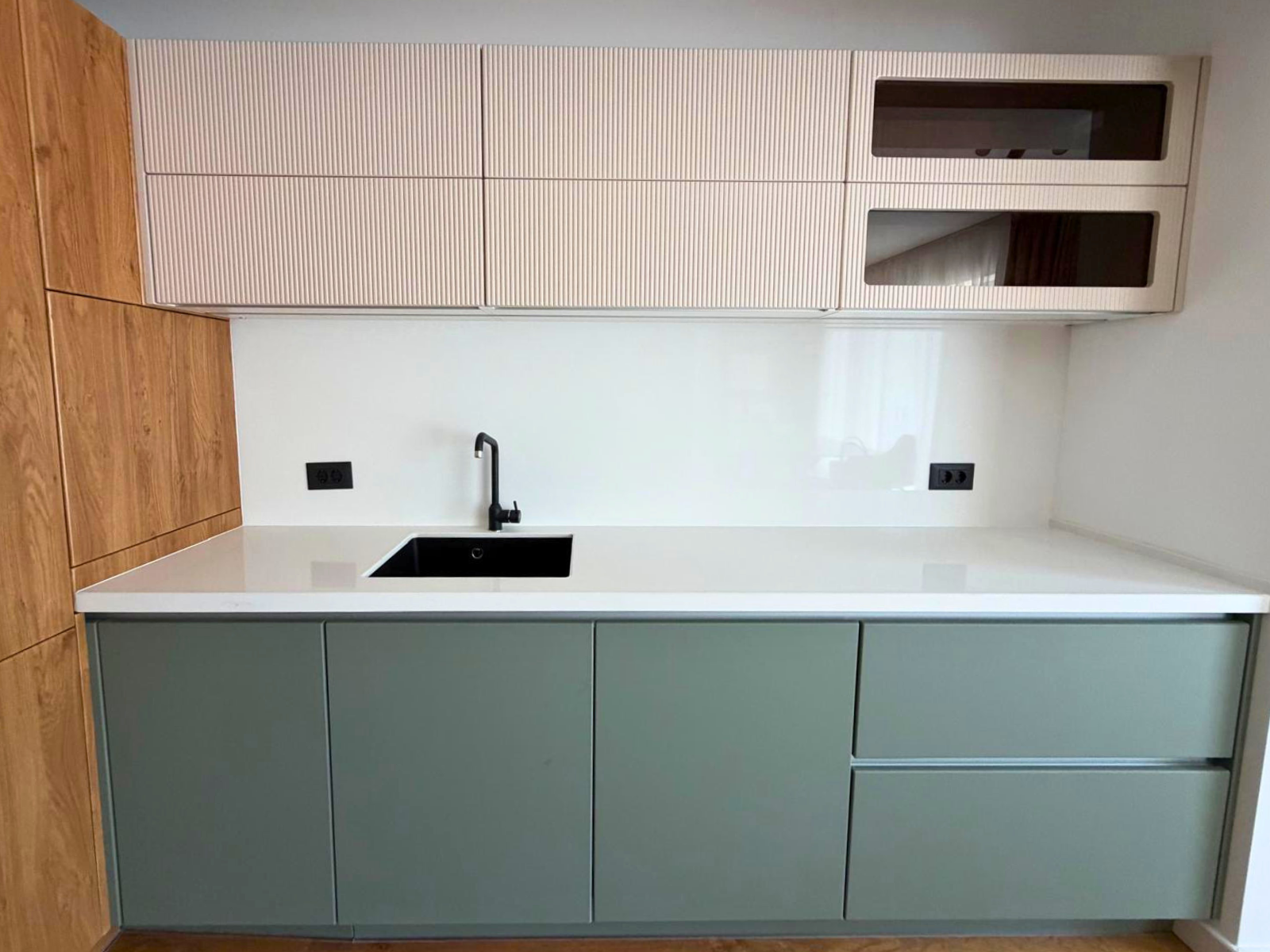 Mobilier de bucătărie NORVINIA, cu fronturi din MDF termoformat, blat și contrablat din cuarț compozit alb și mânere tip profil GOLA, finisaj aluminiu