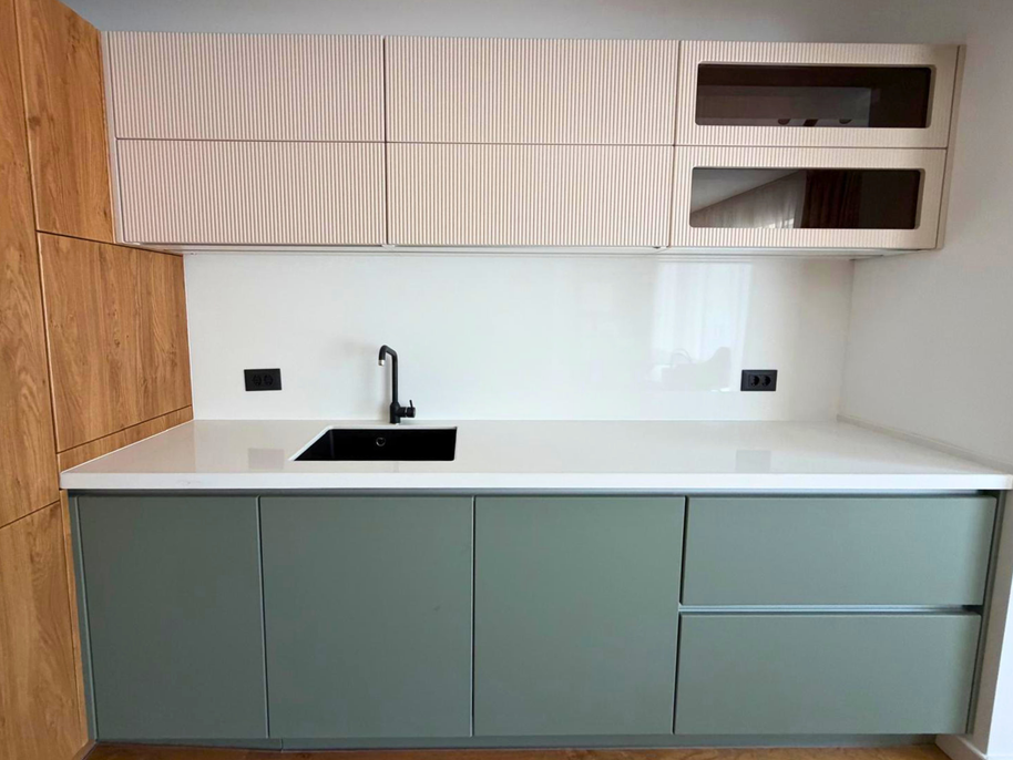 Mobilier de bucătărie NORVINIA, cu fronturi din MDF termoformat, blat și contrablat din cuarț compozit alb și mânere tip profil GOLA, finisaj aluminiu