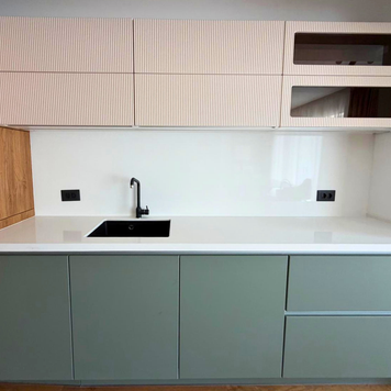 Mobilier de bucătărie NORVINIA, cu fronturi din MDF termoformat, blat și contrablat din cuarț compozit alb și mânere tip profil GOLA, finisaj aluminiu