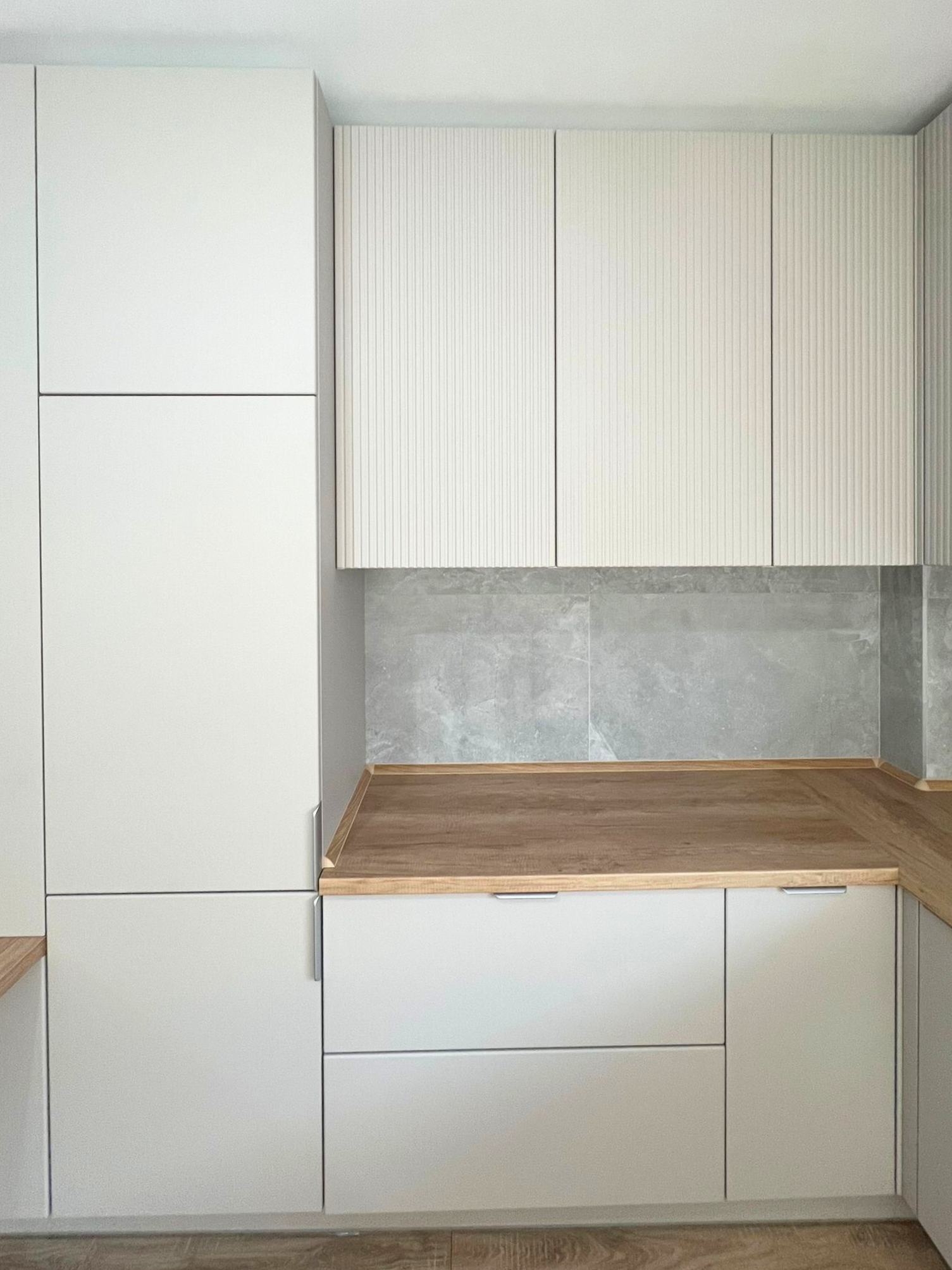 Mobilier la comandă pentru bucătărie NORVINIA, cu mânere metalice aplicate și blat termorezistent