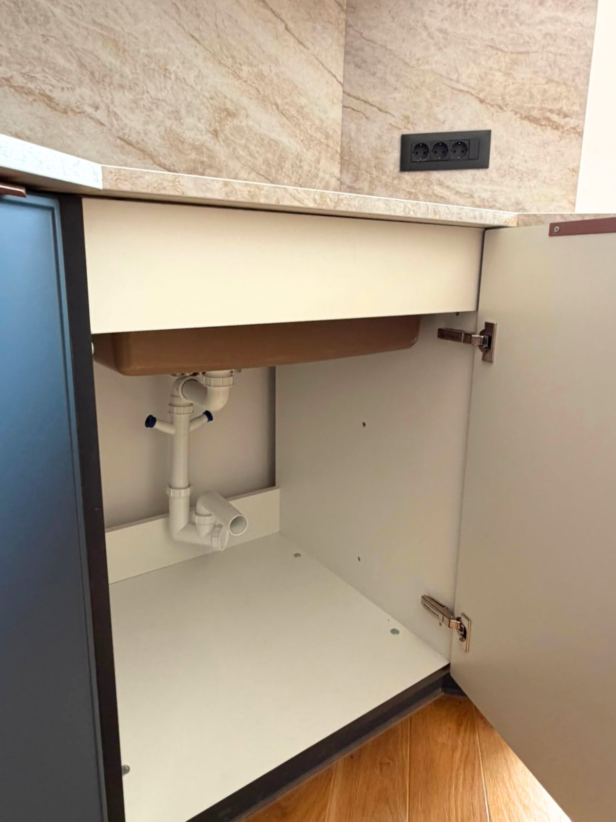 Mobilier din MDF termoformat cu blat termorezistent și mânere metalice aplicate/tip profil GOLA