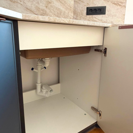 Mobilier din MDF termoformat cu blat termorezistent și mânere metalice aplicate/tip profil GOLA