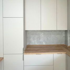 Mobilier la comandă pentru bucătărie NORVINIA, cu mânere metalice aplicate și blat termorezistent