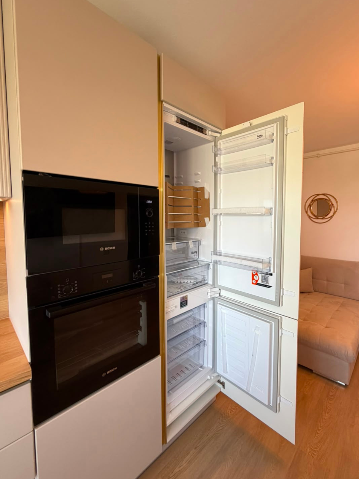 Mobilier din MDF termoformat cu blat din termorezistent și mânere tip profil GOLA