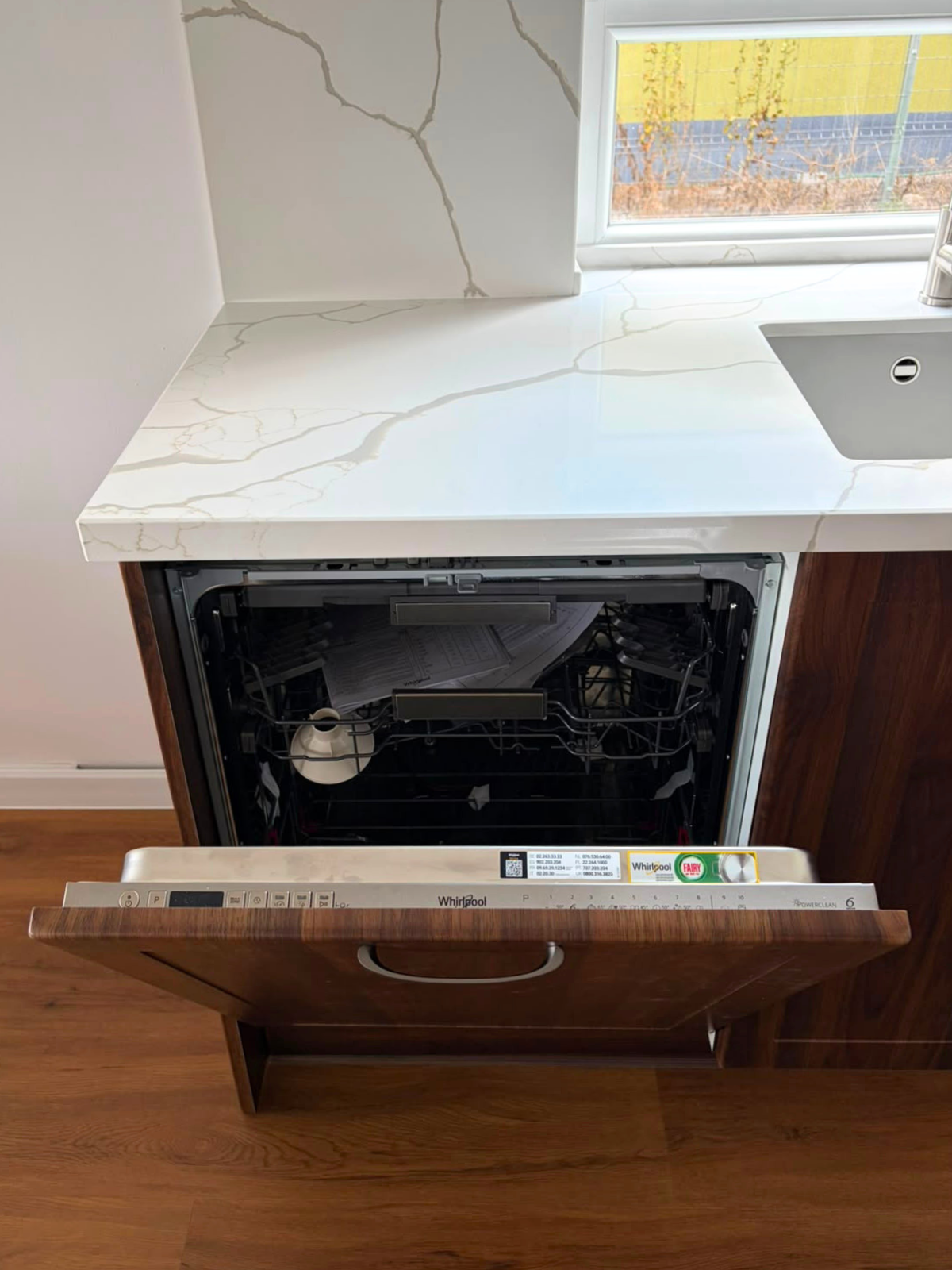 Mobilier din MDF termoformat cu blat din cuarț și mânere metalice aplicate