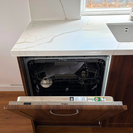 Mobilier din MDF termoformat cu blat din cuarț și mânere metalice aplicate