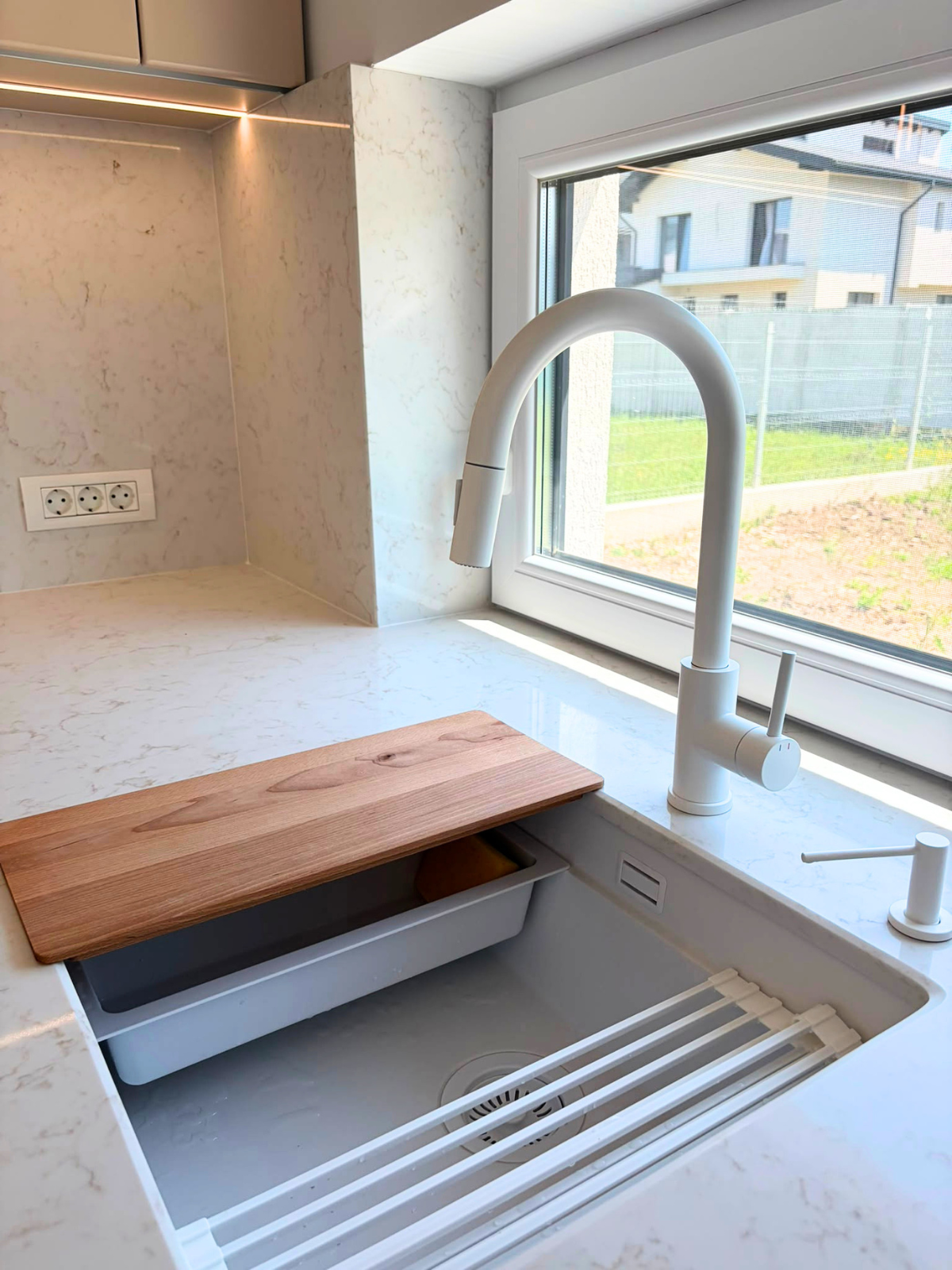 Mobilier din MDF termoformat cu blat din cuarț compozit și mânere gola, finisaj negru mat