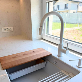 Mobilier din MDF termoformat cu blat din cuarț compozit și mânere gola, finisaj negru mat