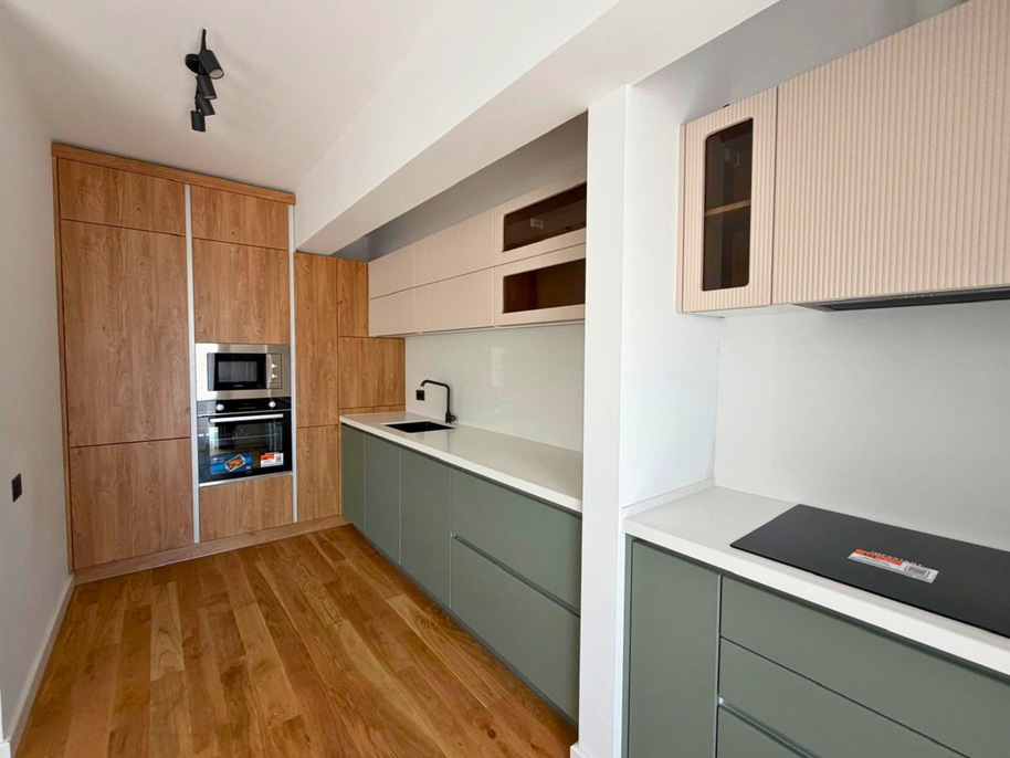Mobilier de bucătărie NORVINIA, cu fronturi din MDF termoformat, blat și contrablat din cuarț compozit alb și mânere tip profil GOLA, finisaj aluminiu
