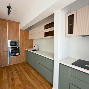 Mobilier de bucătărie NORVINIA, cu fronturi din MDF termoformat, blat și contrablat din cuarț compozit alb și mânere tip profil GOLA, finisaj aluminiu