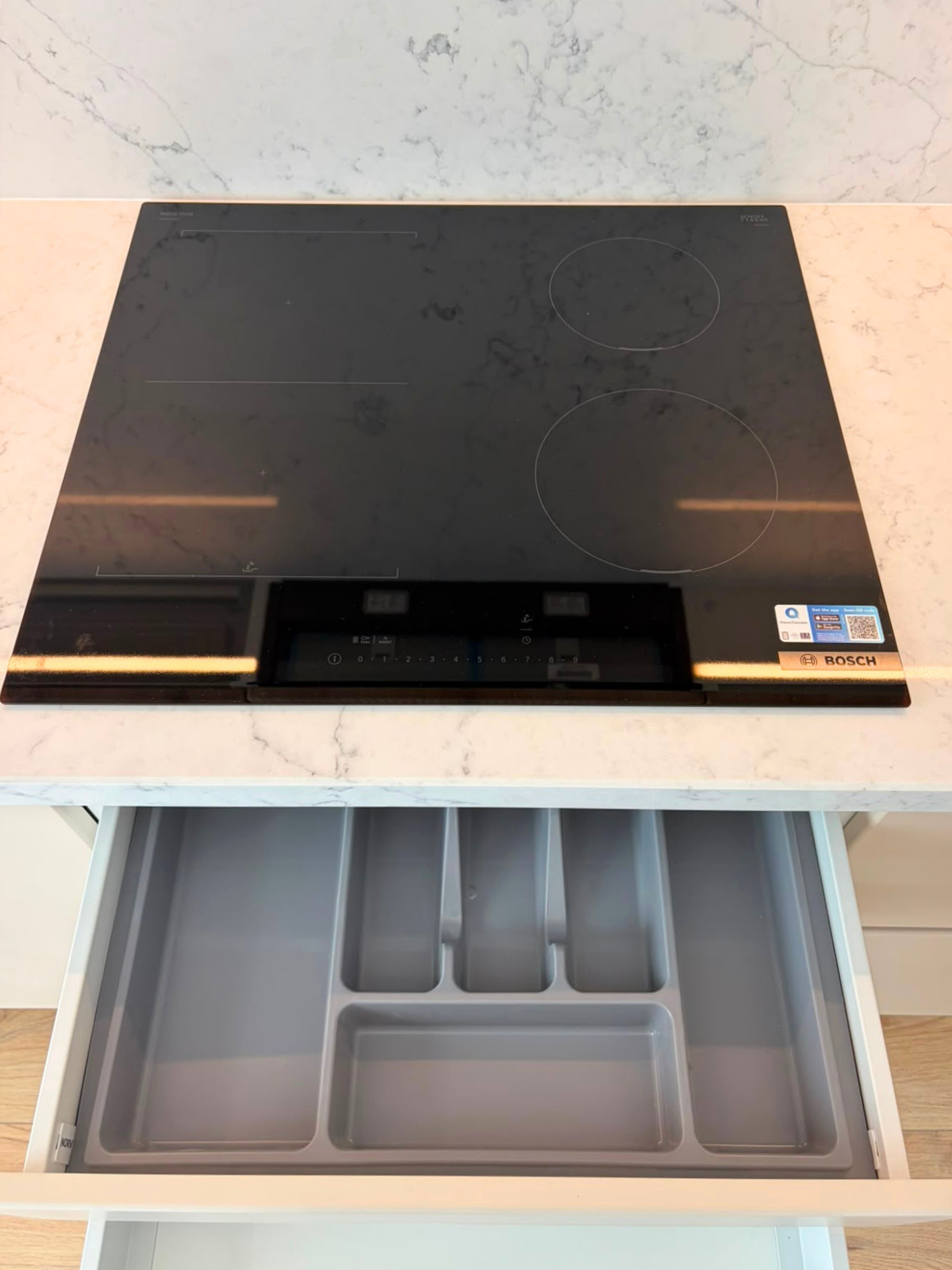 Mobilier de bucătărie cu fronturi din MDF termoformat, cu blat și contrablat din cuarț compozit și mânere tip profil GOLA