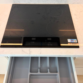 Mobilier de bucătărie cu fronturi din MDF termoformat, cu blat și contrablat din cuarț compozit și mânere tip profil GOLA