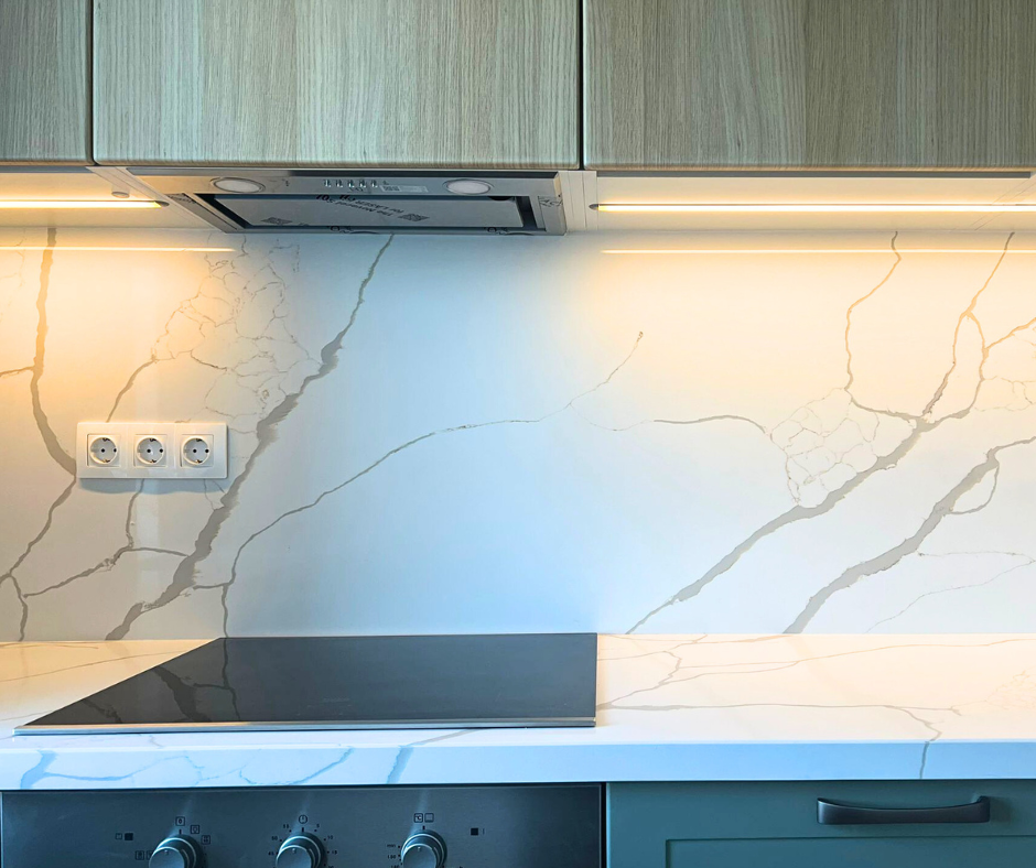 Mobilier la comandă pentru bucătărie NORVINIA, cu mânere metalice aplicate și blat din cuarț compozit