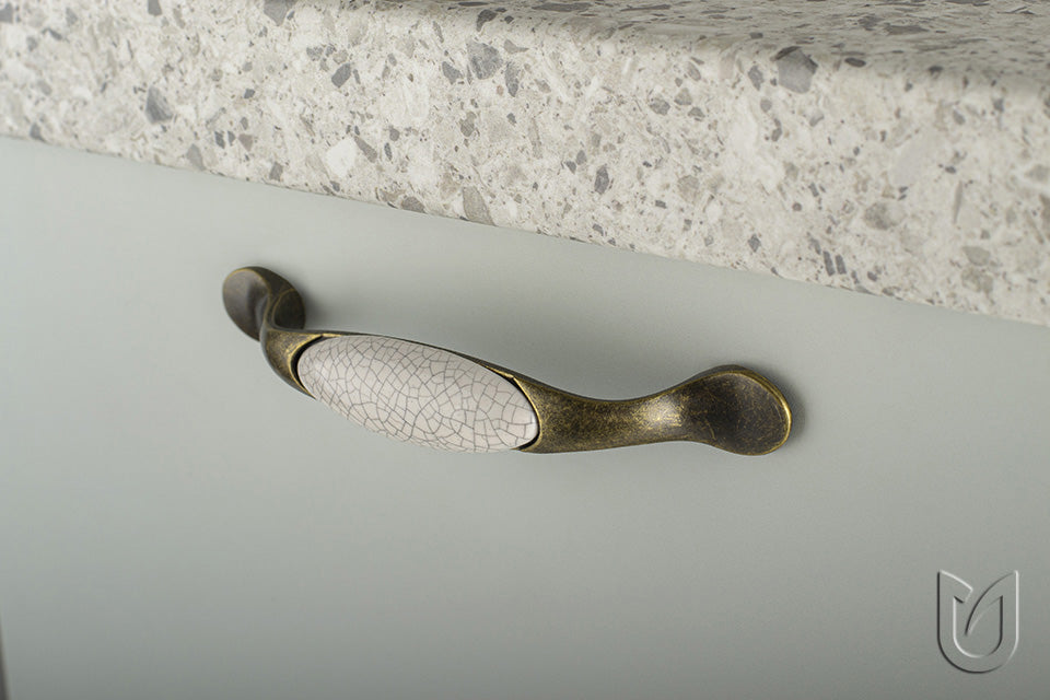 Buton mobilier Tulip Gipa – alamă antichizată / porțelan bej crăpat, rotund, 32 × 32 mm, cu șuruburi