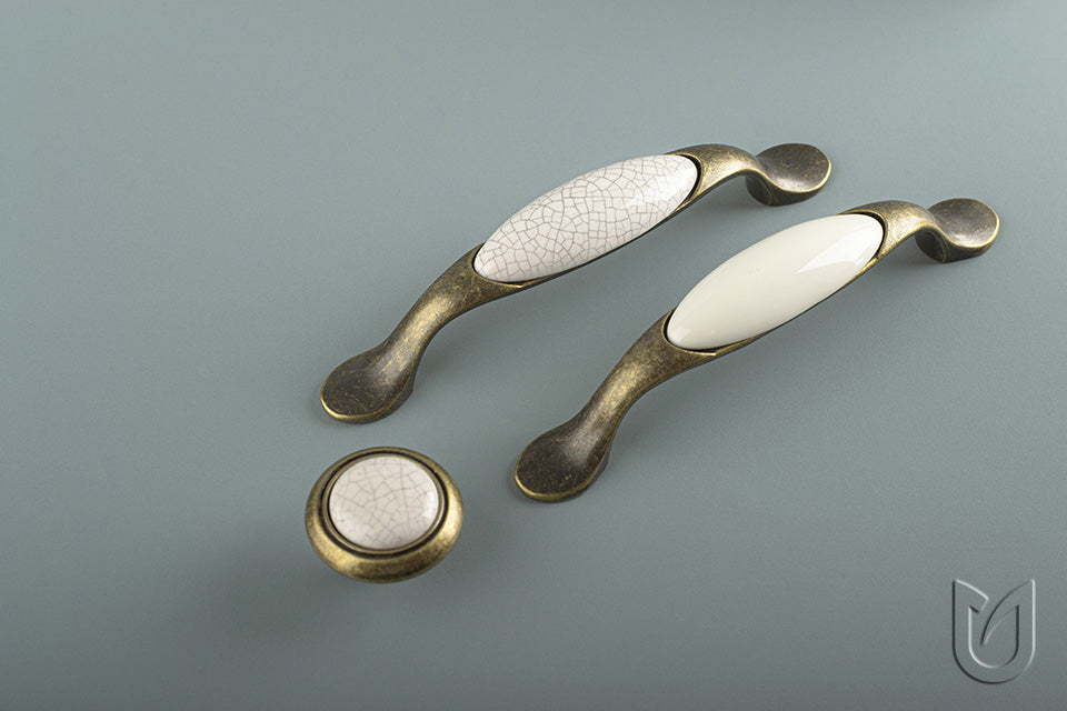 Buton mobilier Tulip Gipa – alamă antichizată / porțelan bej crăpat, rotund, 32 × 32 mm, cu șuruburi