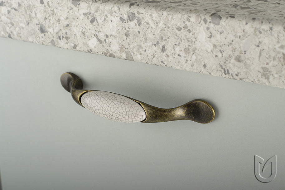 Buton mobilier Tulip Gipa – alamă antichizată / porțelan alb, rotund, 32 × 32 mm, H24 mm, cu șuruburi