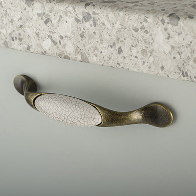 Buton mobilier Tulip Gipa – alamă antichizată / porțelan alb, rotund, 32 × 32 mm, H24 mm, cu șuruburi