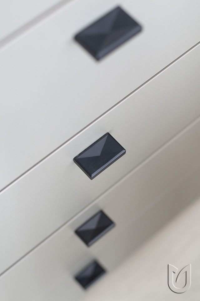 Buton pentru mobilă Tulip Envel 32 – negru mat, zamac (rectangular)