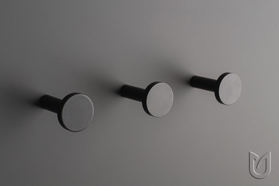 Agățătoare pentru cuier Tulip Element – auriu periat, oțel inoxidabil, 1 cârlig, montaj frontal (cap Ø25 mm)