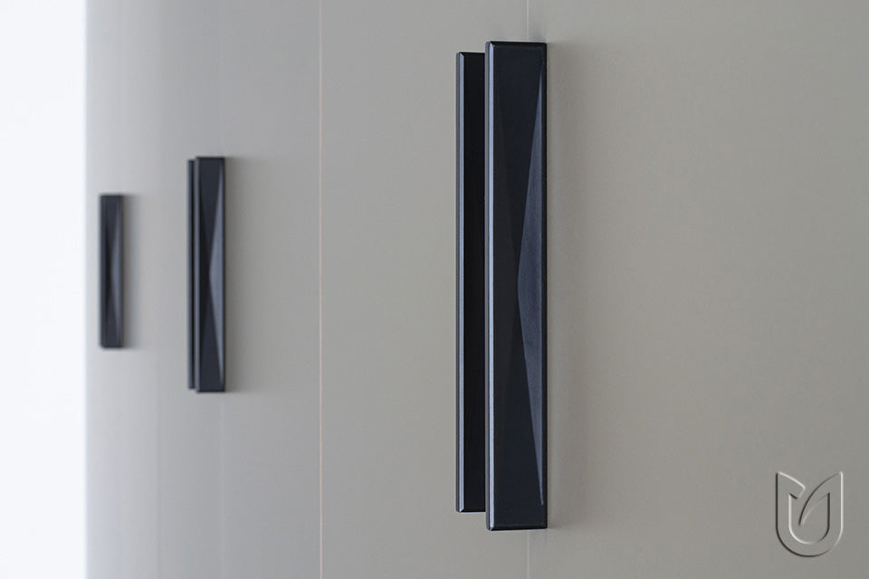 Buton pentru mobilă Tulip Envel 32 – auriu periat, zamac (rectangular)