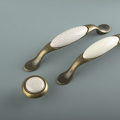 Buton mobilier Tulip Gipa – alamă antichizată / porțelan alb, rotund, 32 × 32 mm, H24 mm, cu șuruburi