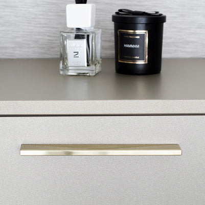 Buton pentru mobilă Tulip Envel 32 – negru mat, zamac (rectangular)