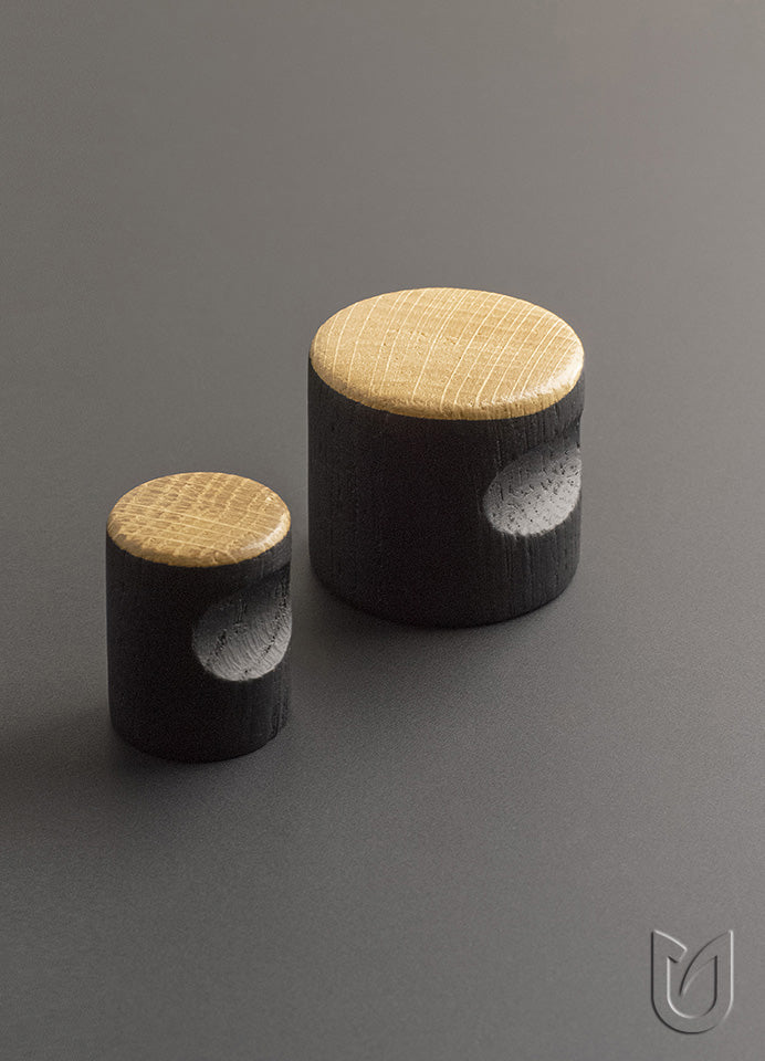 Buton pentru mobilă Tulip Hole 25 mm – stejar lăcuit & negru, lemn/metal (rotund)