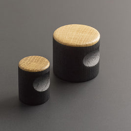 Buton pentru mobilă Tulip Hole 25 mm – stejar lăcuit & negru, lemn/metal (rotund)