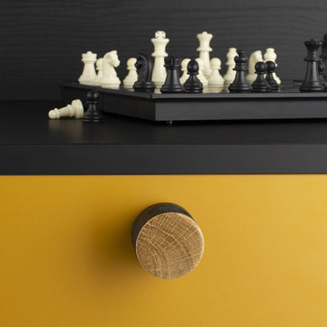 Buton pentru mobilă Tulip Hole 25 mm – stejar lăcuit & negru, lemn/metal (rotund)