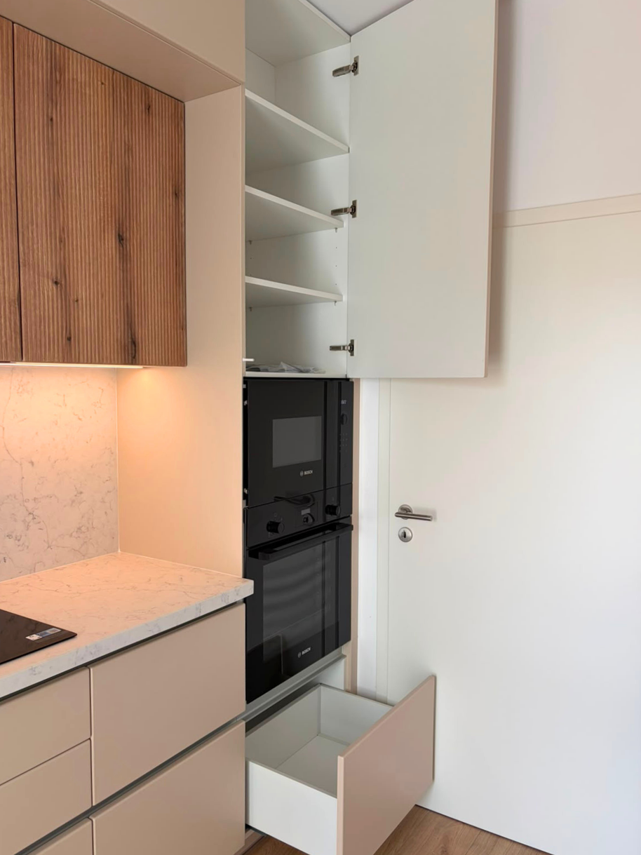 Mobilier de bucătărie cu fronturi din MDF termoformat, cu blat și contrablat din cuarț compozit și mânere tip profil GOLA