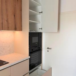Mobilier de bucătărie cu fronturi din MDF termoformat, cu blat și contrablat din cuarț compozit și mânere tip profil GOLA