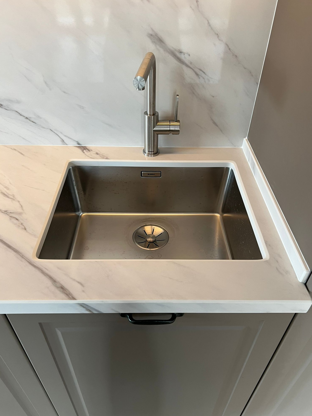 Mobilier la comandă pentru bucătărie NORVINIA, cu mânere metalice aplicate și blat din cuarț compozit